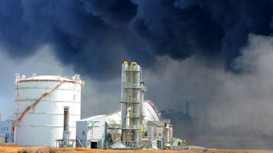En cadena. Tras el evento sísmico, se registró la destrucción de infraestructura diversa y el escape de material radioactivo a la atmósfera y el mar.