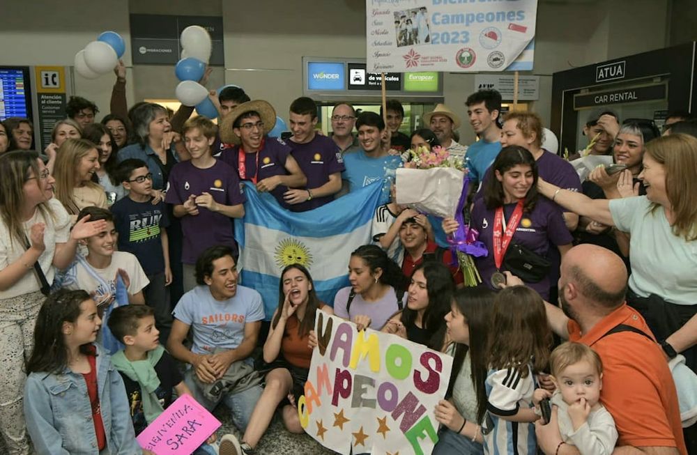 Los estudiantes mendocinos que se clasificaron subcampeones en el mundial de robótica, de Singapur, llegaron a Mendoza y fueron recibidos por sus familiares y amigos en el aeropuerto.