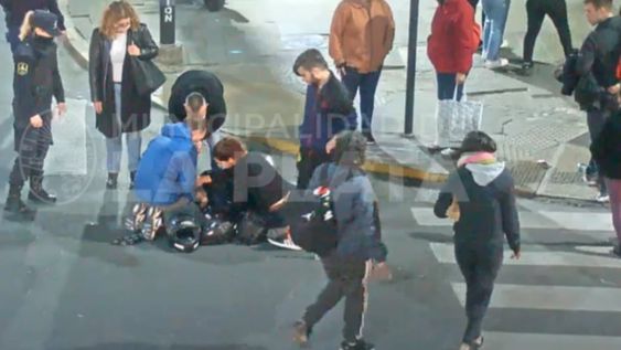 El automovilista giró a la izquierda y provocó que ambos sujetos salieran despedidos del rodado pequeño. Una de las víctimas, de la imprudencia del rodado mayor terminó sobre el techo del auto y todo quedó registrado en las cámaras de seguridad.