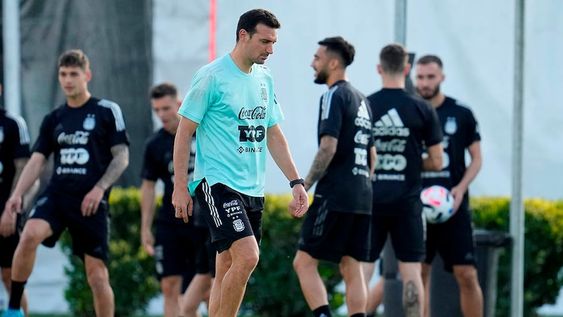 El Mundial de Qatar 2022 está cada vez más cerca y Lionel Scaloni ya diagrama la citación final para el certamen, con siete jugadores en pugna por tres lugares. / Gentileza.
