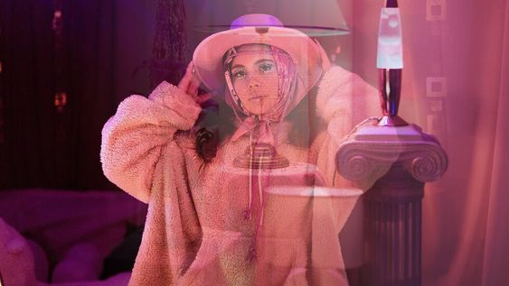 Simona da qué hablar con su nuevo single Ros pastel y desde Barcelona conquista al público hispano.