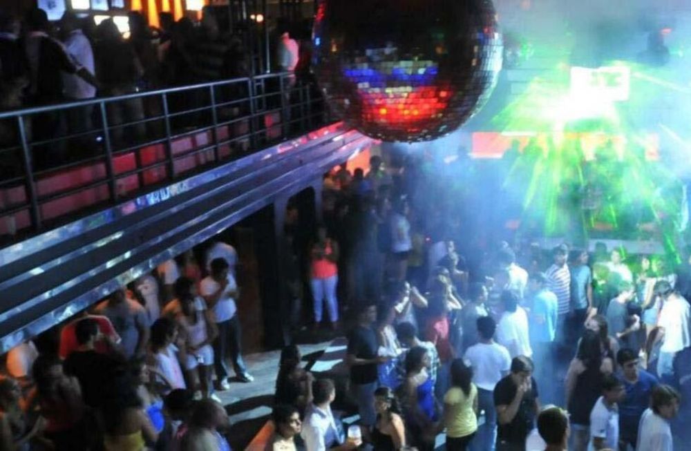 Muchas de las fiestas previstas para el año pasado se reprogramaron y los dueños de salones se ilusionan con un repunte. (Imagen ilustrativa / Archivo).