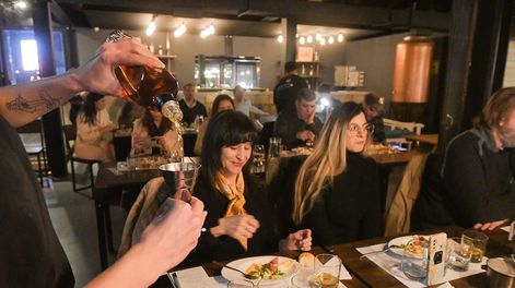 Los Andes | Decenas de mendocinos se sumaron a la cata organizada por Guarda 14 para conocer detalles del mundo del whisky.| Foto: José Gutiérrez / Los Andes