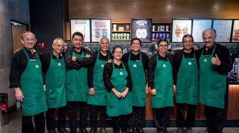 Inclusión laboral: Starbucks abrió un local atendido solamente por adultos mayores