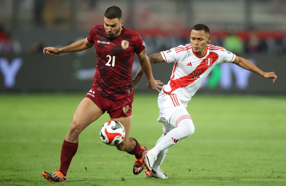 AMDEP3627. LIMA (PERÚ), 21/11/2023.- Bryan Reyna (d) de Perú disputa el balón con Alexander González de Venezuela hoy, en un partido de las eliminatorias para la Copa Mundo de Fútbol de 2026 en el estadio Nacional en Lima (Perú). EFE/ Paolo Aguilar