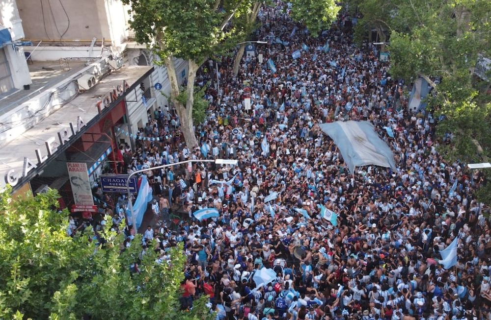 Luego de un gran partido de la selección argentina, los hinchas fueron al microcentro para festejar el paso a octavos de final.  Foto: Marcelo Rolland / Los Andes