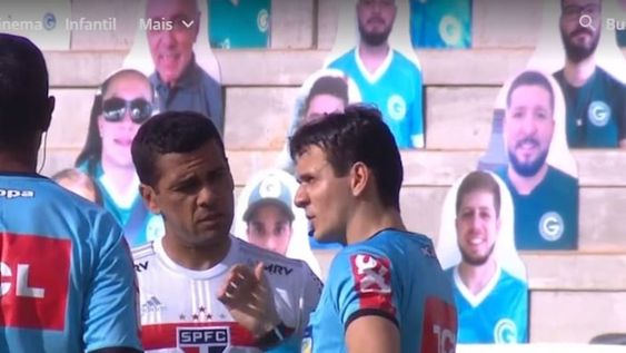 Los árbitros del encuentro le explican a los jugadores del San Pablo que el partido se tiene que suspender por 10 casos de coronavirus del rival. / Gentileza.