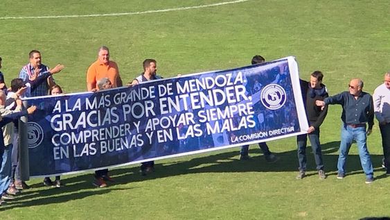 Con una bandera, Independiente agradeció el apoyo de los hinchas