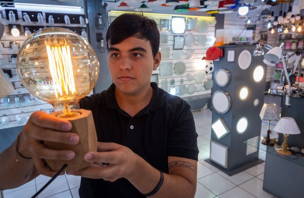 La mayoría de los comercios seguía ayer sin entregas de mercadería y a la espera de las nuevas listas de precios. Foto: Ignacio Blanco / Los Andes
