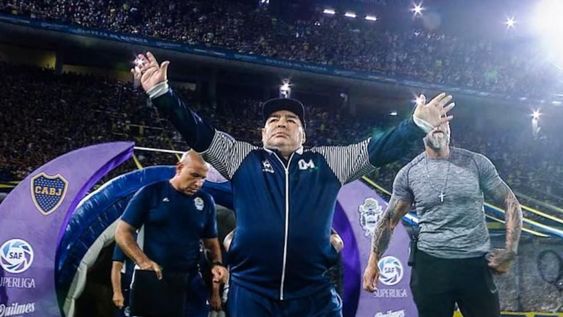 Maradona la última vez que pisó la Bombonera como DT de Gimnasia y Esgrima La Plata.