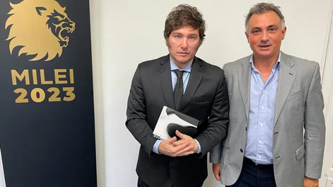 Sebastián Pareja junto a Javier Milei.