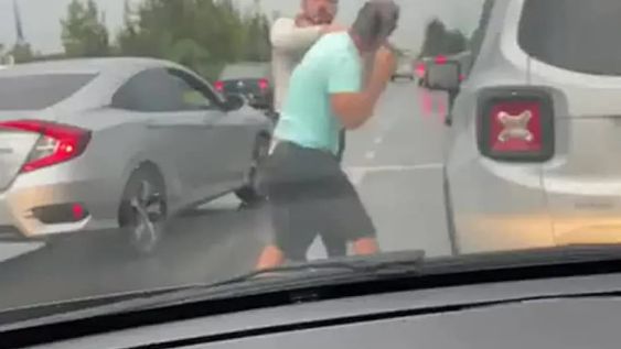 Un conductor que vio la sucesión de hechos -esta mañana- grabó la pelea con su teléfono. Las imágenes se viralizaron. Foto: Captura de video