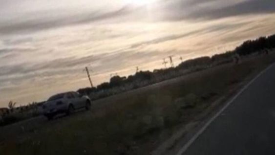 El hecho potencialmente peligroso, fue grabado por otras personas que circulaban por la zona. La policía Vial de la zona, finalmente lo detuvo y no hubo que lamentar víctimas. El conductor tiene 22 años y manejaba con 1,34 gramos de alcohol por litro de sangre.