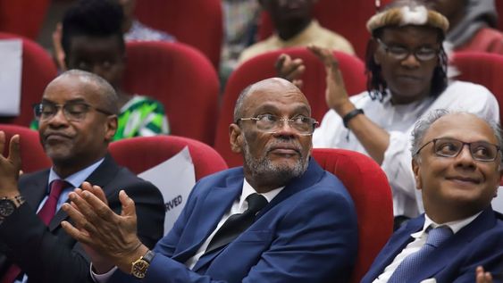 ARCHIVO - El primer ministro de Haití, Ariel Henry, asiste a un discurso en la Universidad Internacional de Estados Unidos en Nairobi, Kenia, el 1 de marzo de 2024. Ahora se encuentra en Puerto Rico, a la espera de lo que ocurra una vez que se haga efectiva su renuncia al cargo. (AP Foto/Andrew Kasuku, Archivo)