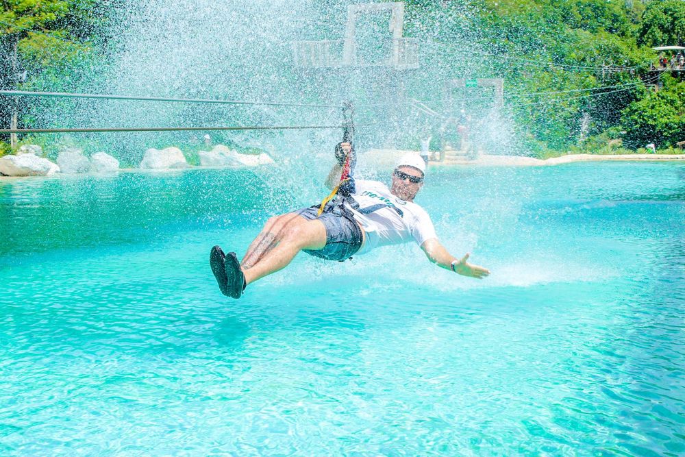 Scape Park mezcla tirolesas, cenotes y cuevas naturales en una de las excursiones más completas de Cap Cana.