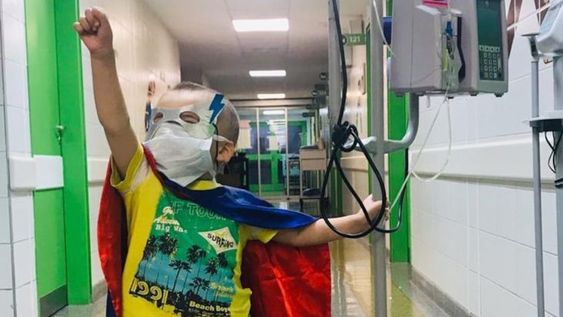 A Thiago Abad Bonade le diagnosticaron leucemia linfoblástica aguda. Su mamá es una de las referentes mendocinas de la lucha por la ley de oncopediatría. Foto de una nota con la familia publicada por Los Andes en 2020.