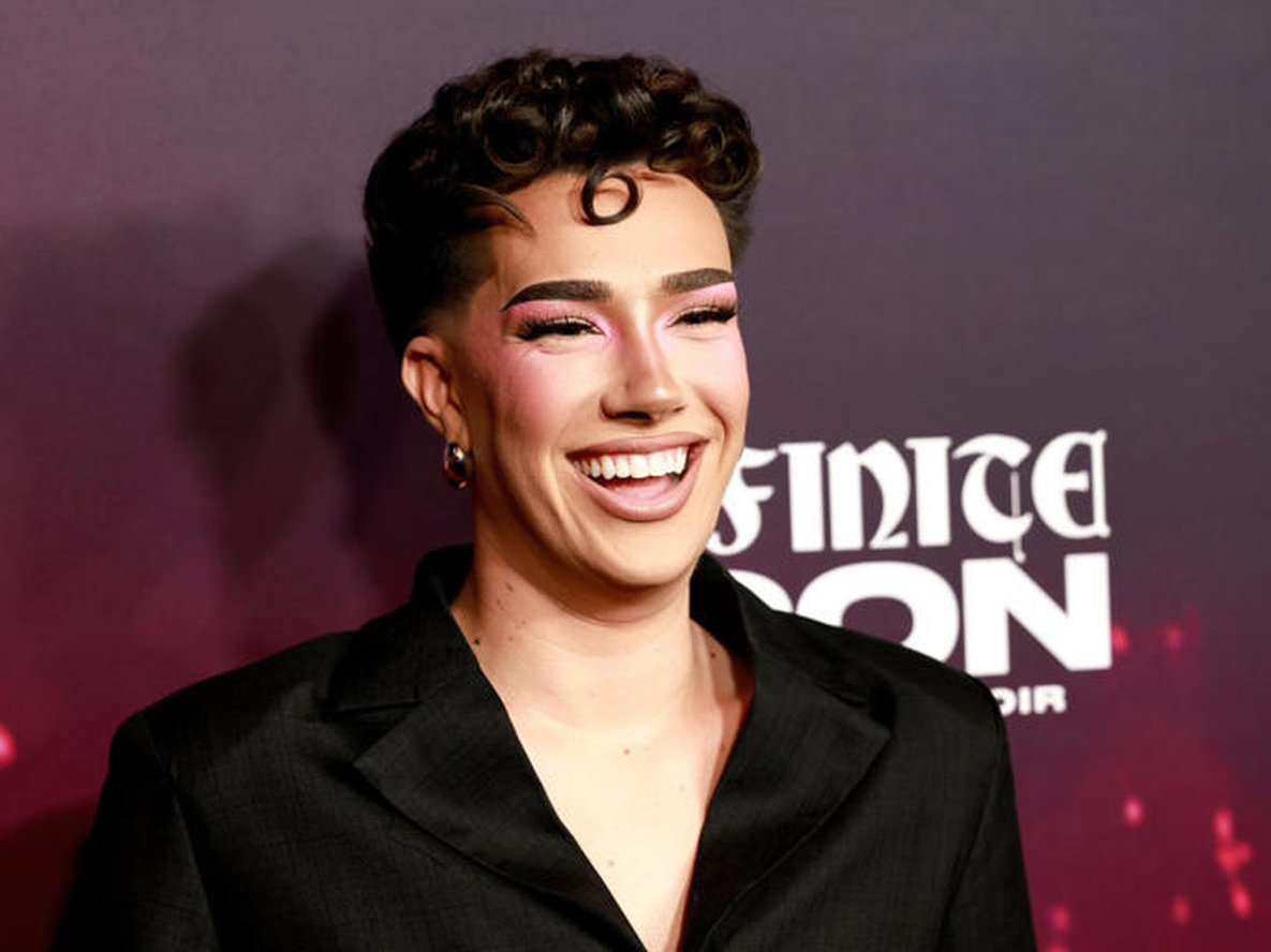 James Charles pidió disculpas por burlarse de una trabajadora despedida de Spirit Airlines.