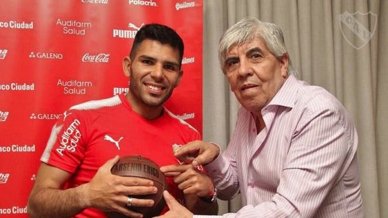 El Chino Silvio Romero junto al presidente de Independiente, Hugo Moyano. / @Independiente