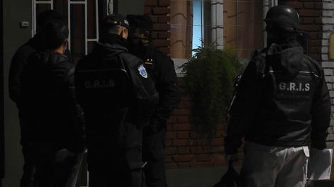 Los Andes | La pareja se atrincheró en cuanto los policías intentaron trasladarlos al hospital psiquiátrico, pero gracias a los negociadores cedieron y fueron contenidos. - Los Andes