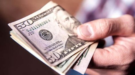 Los salarios medidos en dólar blue mejoraron respecto del piso de 2020, pero aún está lejos de los valores previos a la crisis