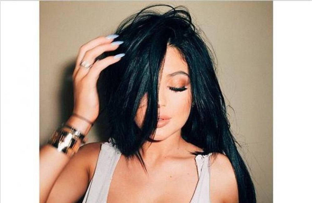 Kylie Jenner le hace sombra a su hermana Kim Kardashian con una selfie escotadísima