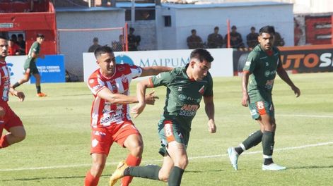 Los Andes | El Cruzado apenas pudo igualar frente a Talleres de Remedios de Escalada. Misael Sosa (foto) estuvo lejos de exponer todo su desequilibrio y el Cruzado, quedó con un pie afuera del Reducido.