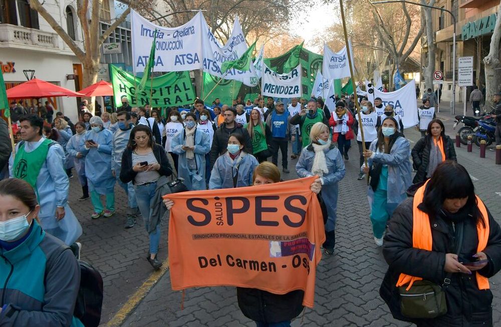 Reunión paritaria entre el Gobierno y ATEEsta mañana llegaron unos 400 manifestantes de la Asociación de Trabajadores del Estado (ATE) y la Asociación de Trabajadores de la Sanidad Argentina (ATSA) hasta el Centro de Congresos y Exposiciones, tras marchar por las calles del Centro junto a los secretarios generales Roberto Macho y Patricia Irrutia, respectivamente.o: Orlando Pelichotti / Los Andes