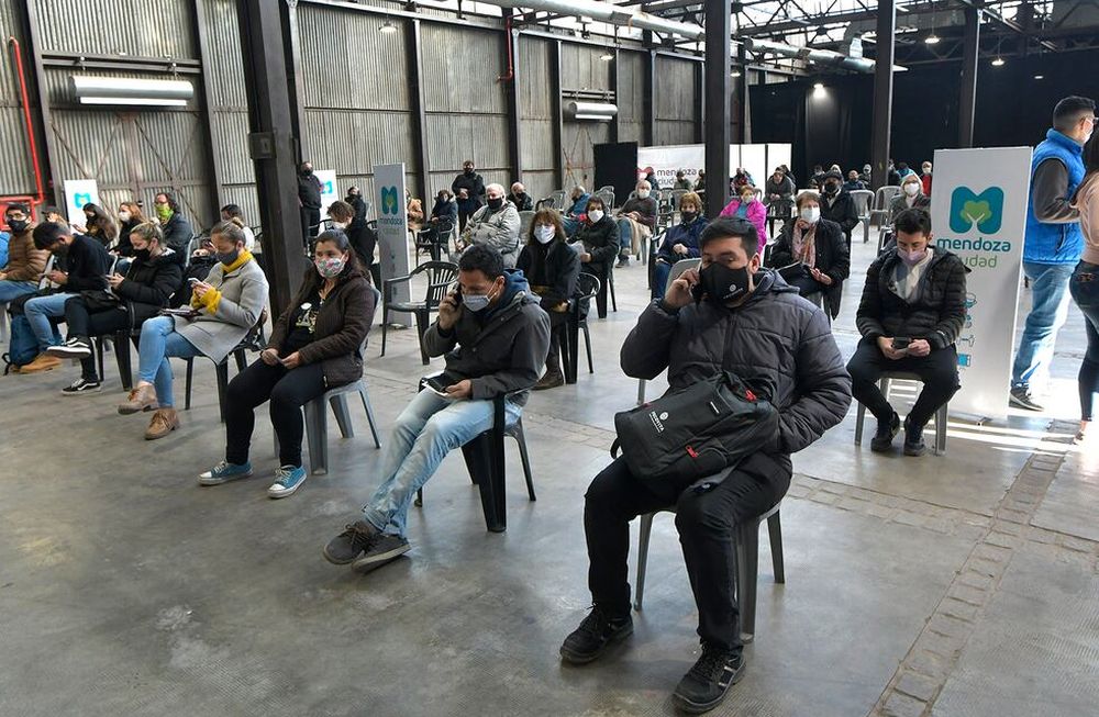 Continúa la vacunación para adultos mayores de 60 años que ya tienen la primera dosis de Sputnik V y desean completar su esquema. Foto: Orlando Pelichotti / Los Andes