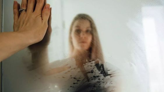 Su aplicación es sencilla y ayuda a mejorar la visibilidad en vidrios con resultados que duran más de lo esperado.