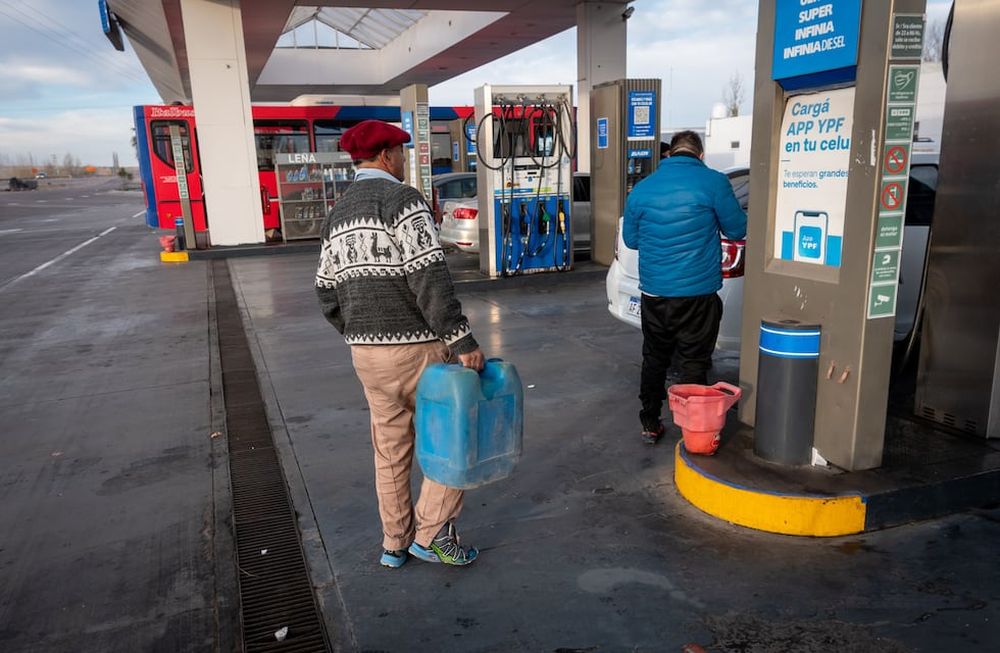 Sigue la falta de gasoil en las estaciones de servicio, solo se cargan $3000 mil pesos por auto y a los camiones 100 litros en algunas estaciones. Foto: Ignacio Blanco / Los Andes