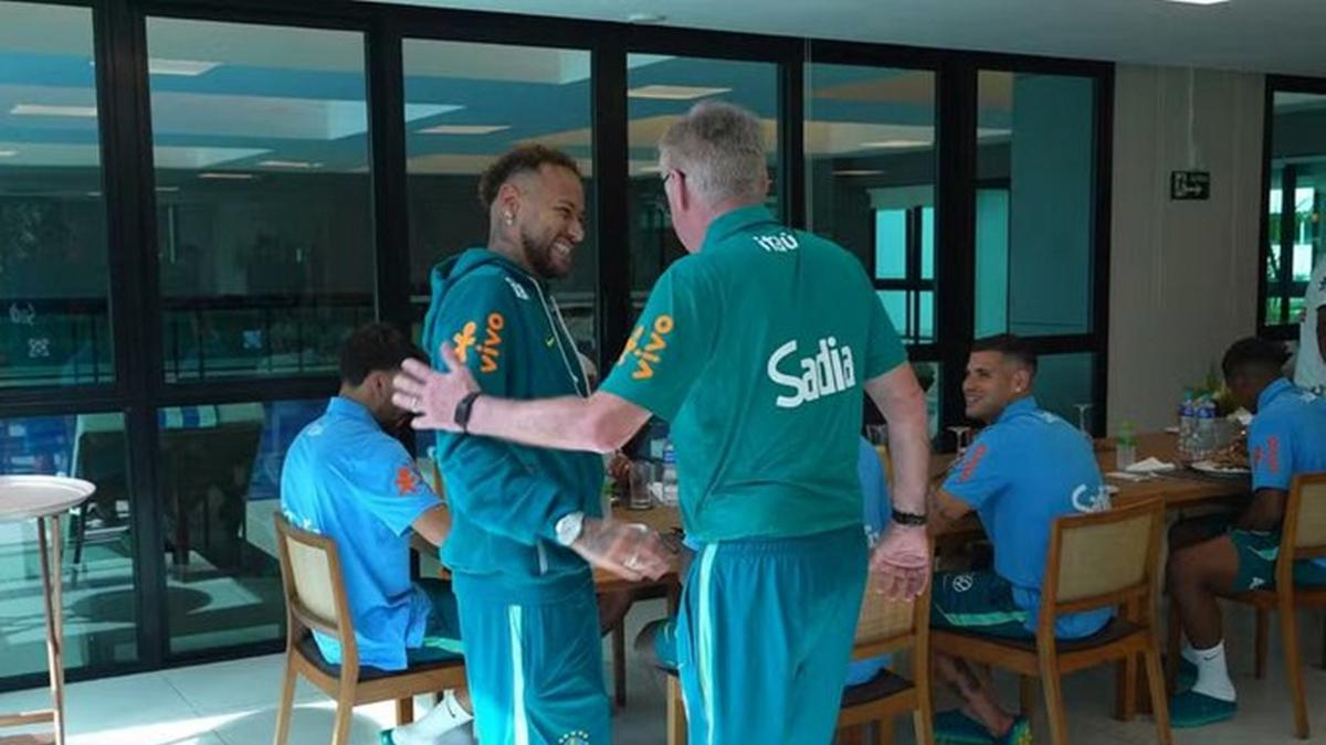 Neymar llegó a la Granja Comary en medio de la expectativa de toda Brasil
