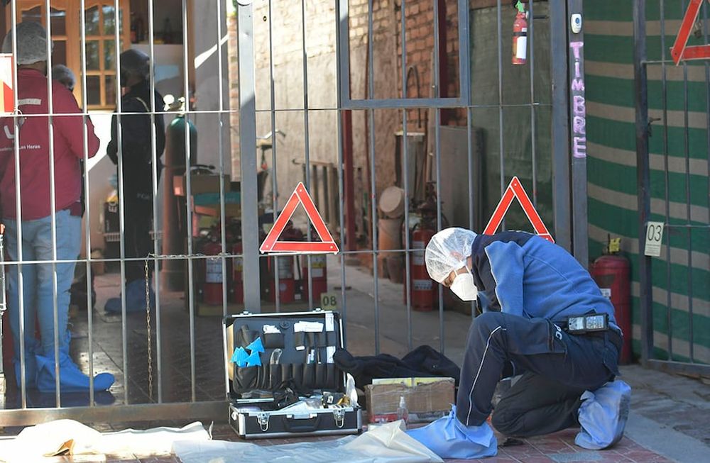 La Policía Científica examinó un matafuego que descartaron los delincuentes pero no pudieron hallar huellas dactilares. Foto: Orlando Pelichotti / Los Andes