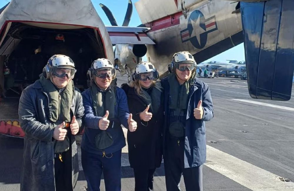 El presidente Javier Milei junto junto al embajador Peter Lamelas, Karina Milei y Pablo Quirno a bordo del portaaviones USS Nimitz durante ejercicios navales conjuntos con Estados Unidos