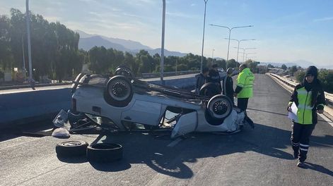 Se le reventó una rueda del auto, volcó sobre el Corredor del Oeste y resultó herido. | Foto: Ministerio de Seguridad y Justicia