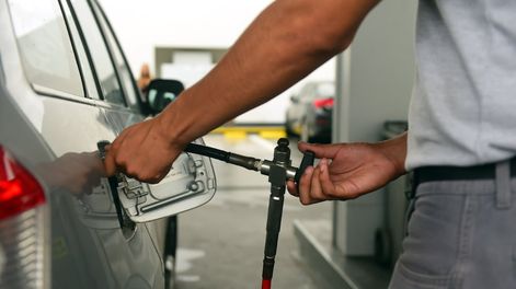 Llenar un tanque de gas natural comprimido de 60 litros tiene un costo de $ 2.398, volumen que rinde 100 kilómetros en ciudad.