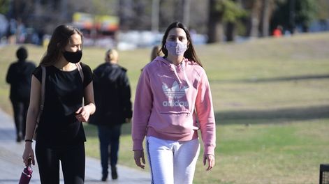 Los Andes | Las autoridades sanitarias recordaron que para mantener las buenas condiciones sanitarias, no hay que dejar de lado los cuidados, como el uso de barbijo, Fotografía José Gabriel Hernández