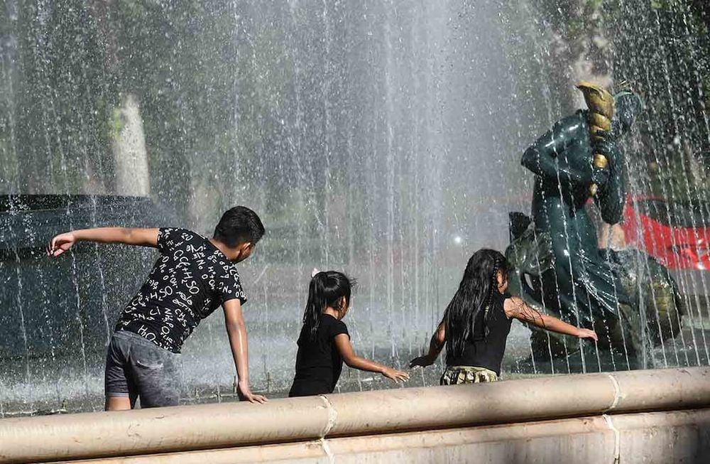 Niños se refrescan en la fuente de los continentes en el parque General San Martín. Foto: José Gutierrez / Los Andes