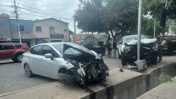 Intentó robar una camioneta, forcejeó con una mujer y chocó a un auto y contra un poste en Las Heras