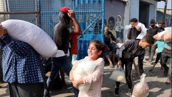 Mientras Hamás se roba la ayuda humanitaria que ingresó a Gaza durante el alto el fuego y las pausas operativas de las FDI, los gazatíes asaltan lo poco que llega a los centros de distribución.