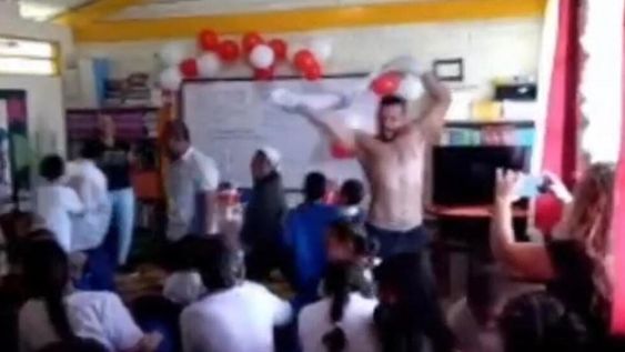 En el video se observa que el hombre realizó movimientos atrevidos, mientras los menores de edad se reían y lo observaban. Gentileza: El País Cali.