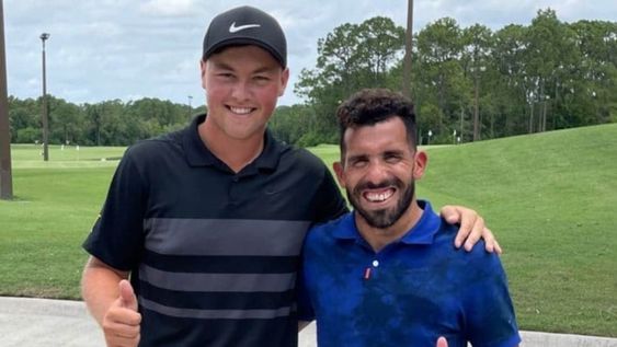 El Apache disfruta de sus vacaciones tras su salida del Xeneize y compartió un rato de distensión junto a uno de los principales exponentes jóvenes del golf argentino. / Gentileza.
