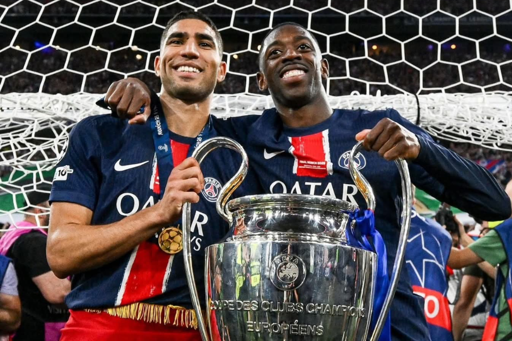 Hakimi y Dembel&eacute; tras conquistar la &uacute;ltima Champions League.