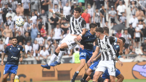 El central del Lobo se elevó por encima de la defensa de Vélez y, con un cabezazo impecable, marcó un gol clave que impulsó la remontada mensana.