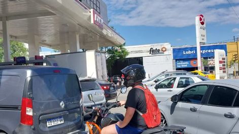 Largas colas en las estaciones de servicio de Córdoba por el faltante de naftas. (Pedro Castillo/La Voz)