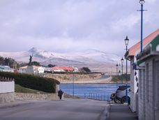 Una persona camina en una calle de Puerto Argentino.
