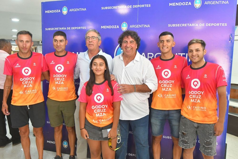 Federico Chiapetta, Subsecretario de la provincia y Federico Lanzone, presidente de la Asociación Ciclista Mendocina, estuvieron presentes en el lanzamiento de la 49° Vuelta de Mendoza. / Gentileza.&nbsp;