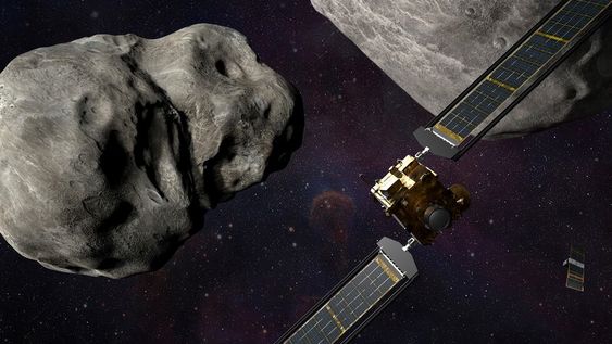 Ilustración que muestra la sonda Dart (en primer plano a la derecha) y el LiciaCube (inferior derecho), en el sistema Didymos antes del impacto con el asteroide Dimorphos, a la izquierda.  (Steve Gribben/Johns Hopkins APL/Nasa vía AP)