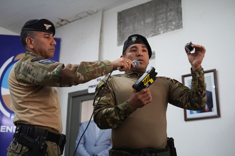 La Policía de Mendoza capacita a 41 preventores de la Capital en uso de pistolas Taser.