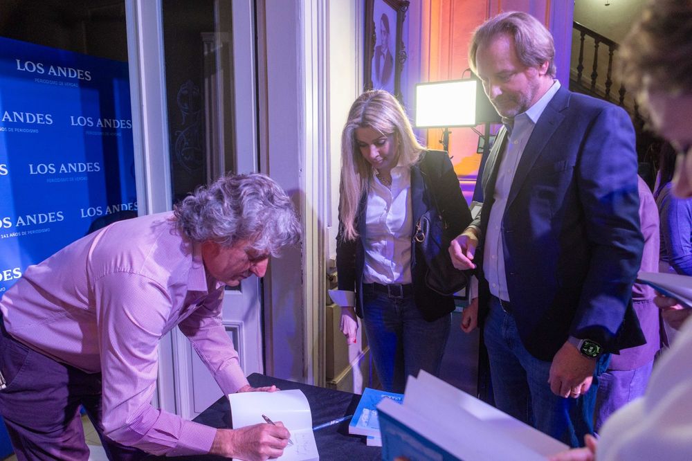 Mauricio Llaver firmó ejemplares de su libro tras la presentación en el hall del edificio de diario Los Andes