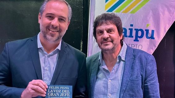 El intendente Stevanato junto a Felipe Pigna.